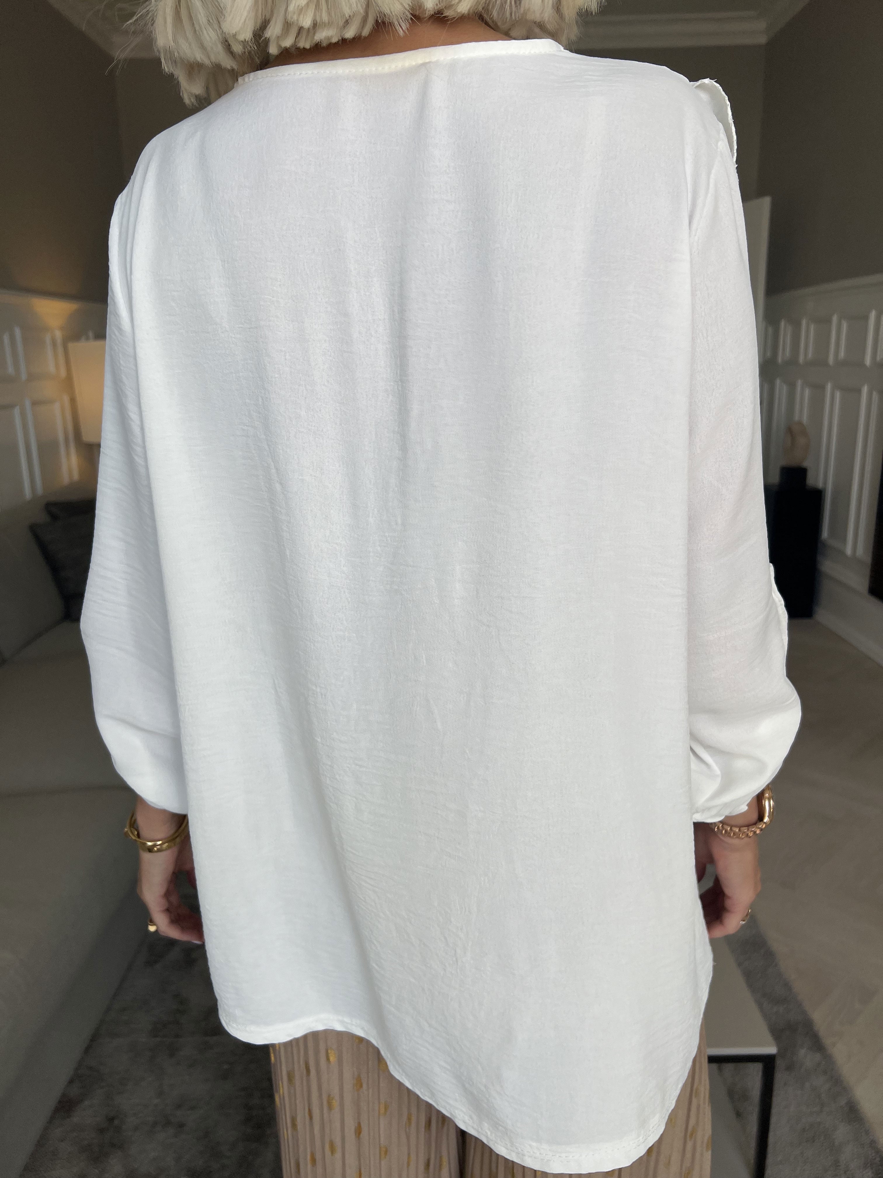 Nicola - Sød bluse med flæser og knapper